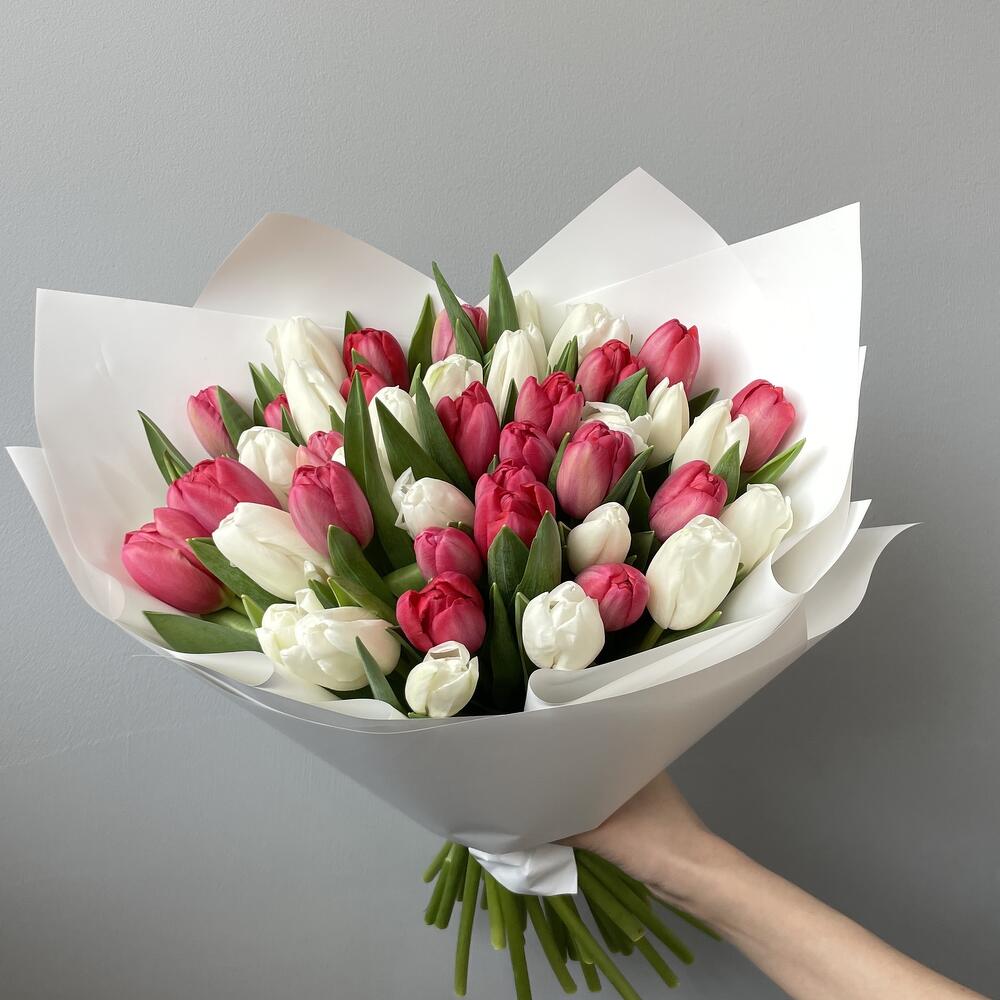 https://content2.flowwow-images.com/data/flowers/1000x1000/32/1740658614_91836832.jpg